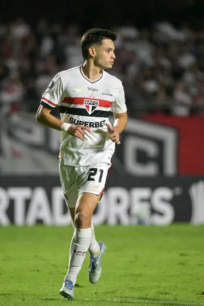 Sao Paulo's Paraguayan midfielder #21 Damian Bobadilla looks on during the Copa Libertadores group stage football match between Brazil's Sao Paulo and Argentina's Talleres at the Morumbi stadium in Sao Paulo, Brazil on May 27, 2025. (Photo by NELSON ALMEIDA / AFP)