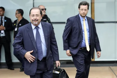 A equipe comandada pelo advogado Celso Vilardi (esq.) argumenta que o STF alterou a jurisprudência até então pacificada ao impedir o acesso das defesas à íntegra das provas antes do recebimento da denúncia