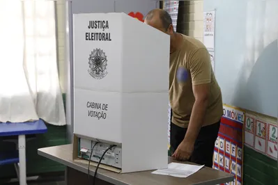 Na prática, além de extinguir a reeleição instituída também por emenda em 1997, a PEC unifica as datas de todas as eleições, que podem passar a ocorrer a cada cinco anos