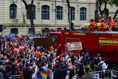 Corpo de Preta Gil saiu em cortejo, levado pelo Corpo de Bomveiros, pelo circuito do megablocos de Carnaval do Rio, até o cemitério do Cajú