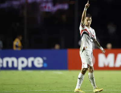 Imagem ilustrativa da imagem Em busca da primeira vitória, São Paulo recebe o Santos