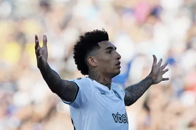 Botafogo's Brazilian forward #99 Igor Jesus celebrates after scoring the opening goal during the FIFA Club World Cup 2025 Group B football match between France's Paris Saint-Germain and Brazil's Botafogo at the Rose Bowl stadium in Los Angeles on June 19, 2025. (Photo by YURI CORTEZ / AFP)