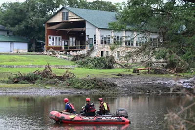 Equipes de resgate continuam percorrendo o rio Guadalupe, no Texas, em busca de vítimas,  41 pessoas continuam desaparecidas