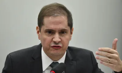 Imagem ilustrativa da imagem Ex-AGU confirma ao STF consulta de Bolsonaro para reverter urnas