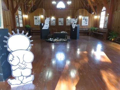 A exposição montada na UEL traz a figura do menino Handala, personagem muito presente nas obras de Naji al-Ali