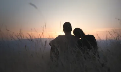 Imagem ilustrativa da imagem Ficar ou namorar? Os dilemas do amor jovem