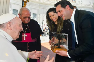 Em audiência com o papa, em Roma, Ratinho Jrº entregou a ele uma homenagem com um símbolo do Estado