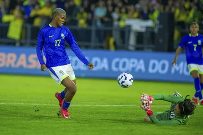 Com uma leve cavadinha, Jhonson enganou a goleira do Japão e marcou o gol da vitória de virada do Brasil no amistoso de segunda-feira