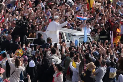 Do papamóvel, Leão XIV cumprimentou o público que lotou a Praça de São Pedro no domingo (18)