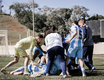 Imagem ilustrativa da imagem Londrina vira sobre o Araucária e respira no sub-20