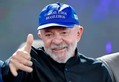 "A coisa [Bolsonaro] mandou um filho que era deputado se afastar da Câmara para ir lá ficar pedindo: 'Trump, pelo amor de Deus, solta meu pai, não deixa meu pai ser preso'.", afirmou Lula