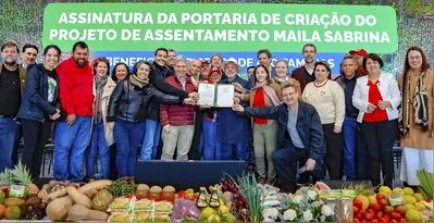 Imagem ilustrativa da imagem Lula cobra ministro em evento do MST no Paraná