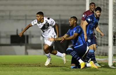 Eliel comemora gol sobre o Londrina na Série B 2023