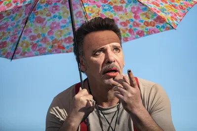 O ator e dramaturgo Paulo Barcellos em "O Gigante Egoísta": reflexão sobre infância, egoísmo e espaço urbano em Londrina