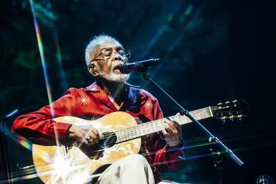 Gilberto Gil , 82 anos, apresenta-se neste sábado (5) em Curitiba, em mais uma etapa de sua turnê de despedida