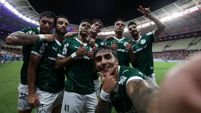 Facundo Torres comemora seu gol contra o Fortaleza fazendo selfie com os companheiros
