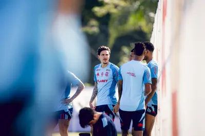 Imagem ilustrativa da imagem Pedro se posiciona após cobrança de Filipe Luís e pede respeito