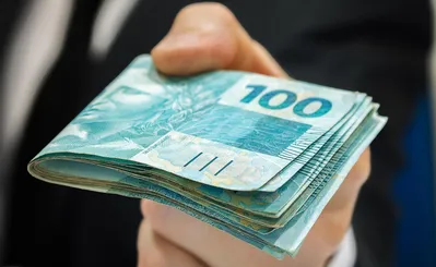 Se aprovado ainda em 2025, a expectativa é que a cédula de R$ 200 seja retirada de circulação até o final deste ano e, em 2026, seja extinta a cédula de R$ 100