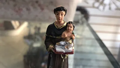 Imagem ilustrativa da imagem Promessas ao Santo Antônio: histórias reais de quem encontrou o amor com a fé