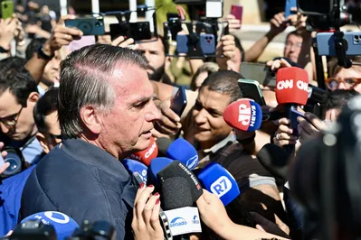 Imagem ilustrativa da imagem Risco de fuga de Bolsonaro gerou restrições impostas pelo STF