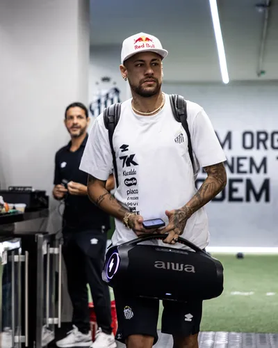 Imagem ilustrativa da imagem Santos mostra otimismo em renovar contrato com Neymar