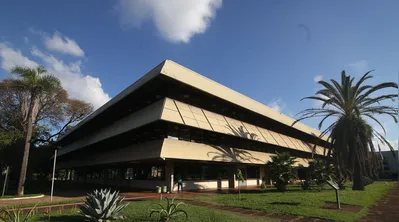 Com a suspensão, os secretários Vivian Feijó (Saúde) e Leonardo Carneiro (Gestão Pública e RH) deverão escolher a partir de julho entre a remuneração dos cargos no primeiro escalão ou no governo do Estado