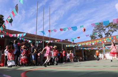 Nas escolas, as festas juninas são comemoradas  como manifestações da cultura nacional, sem qualquer vínculo religioso