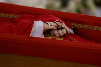 O funeral do Papa Francisco acontecerá no sábado (26)