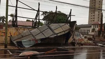 Em Rolândia, a tempestade de domingo (15), derrubou árvores, muros, outdoors e destelhou várias casas