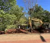 Obras realiza limpeza para tentar conter alagamentos no Igapó 2