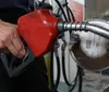 Redução de quase 5% na gasolina não chega ao consumidor final