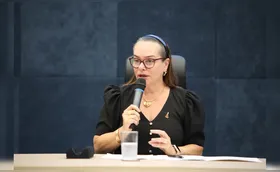 Com assistência em debate, Marisol se licencia do cargo