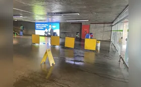 Goteiras tomam conta da entrada da Rodoviária de Londrina
