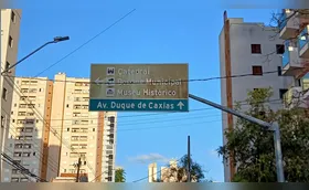 Ilegíveis e desbotadas, placas velhas afetam trânsito e estética