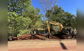 Obras realiza limpeza para tentar conter alagamentos no Igapó 2