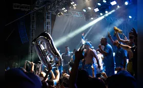 Torcida faz festa no Centro para receber jogadores do Londrina