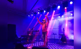 Zeca Baleiro atrai multidão em show gratuito em Londrina