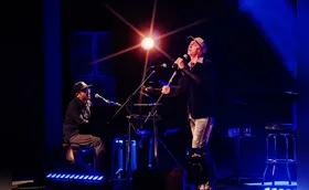 Zeca Baleiro encerra festival em Londrina com recital pop