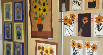 Alunos da EJA realizam exposição com releituras de Van Gogh