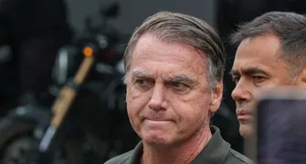 Graça prometida por Flávio ao pai dependerá de análise do STF