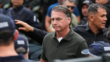 Brasília (DF) 14/09/2025 O ex-presidente Jair Bolsonaro, acompanhado de seu filho, Jair Renan, deixa hospital sob forte esquema de segurança, após passar pro procedimentos. Foto: Fabio Rodrigues-Pozzebom/ Agência Brasil
