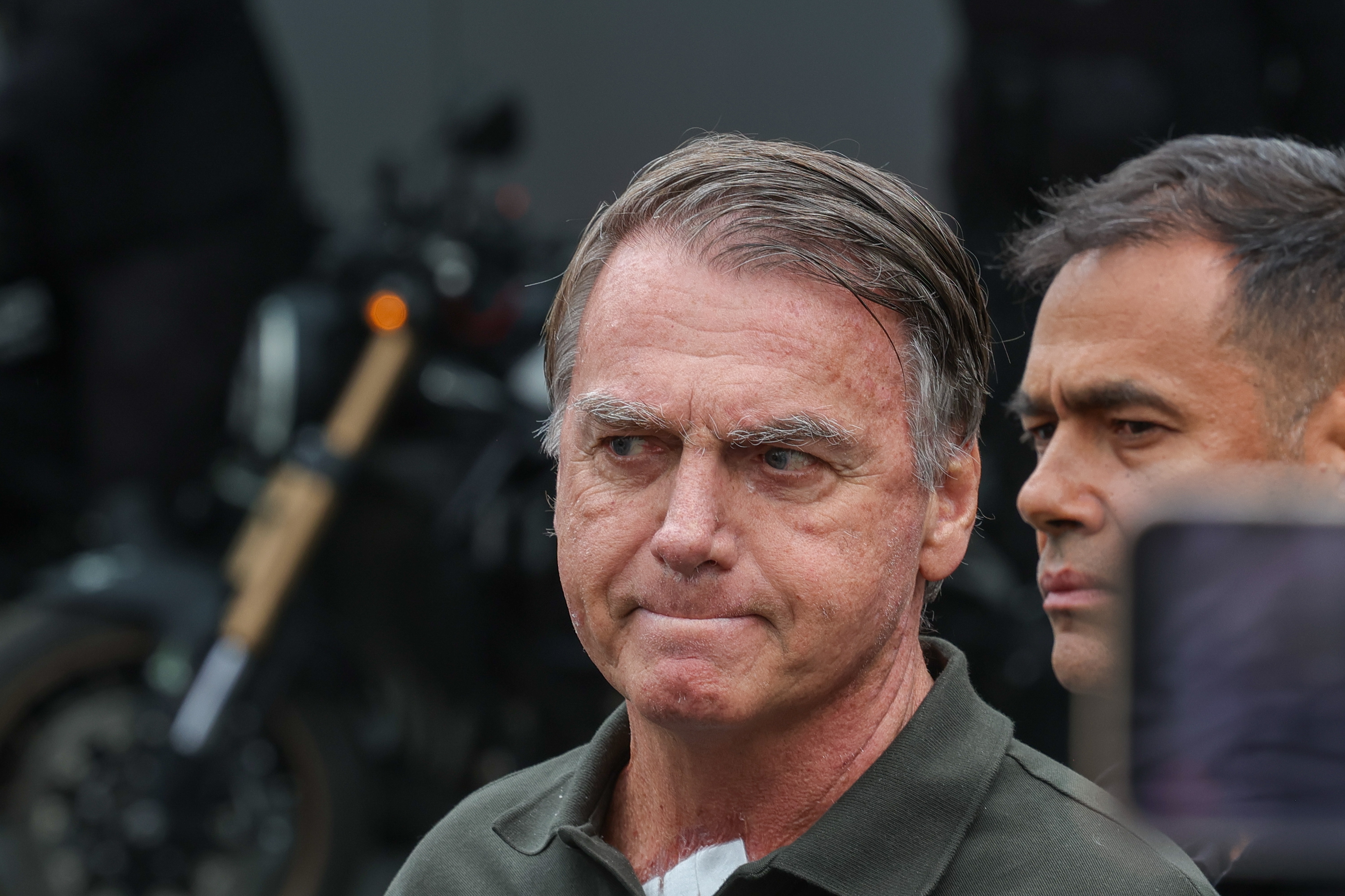 Graça prometida por Flávio ao pai dependerá de análise do STF