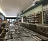 Sebo com história, no centro de Londrina, cativa leitores há 26 anos