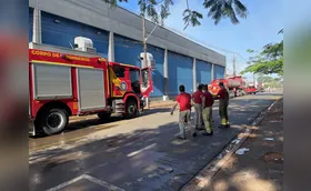 Incêndio destrói depósito de supermercado em Cambé