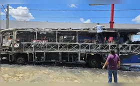 Incêndio destrói ônibus de transporte de trabalhadores na zona leste de Londrina