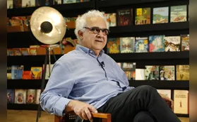App TV Brasil Play exibe entrevista com o escritor Milton Hatoum