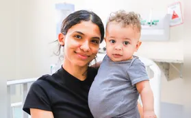 Bebê com doença rara recebe alta após 10 meses internado no HU de Londrina