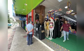 Com muito brilho e cor, vendas de Carnaval animam comerciantes
