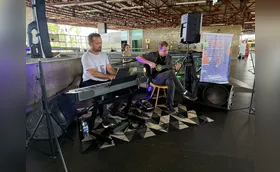 Duo Mano a Mano leva música instrumental à Rodoviária