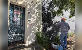 Homem picha xingamentos a pastor em antiga sede de igreja